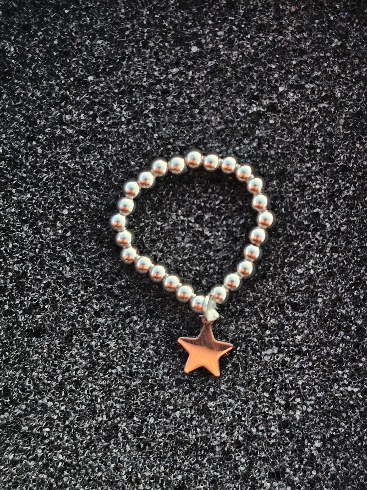 Anello elastico in acciaio con ciondolo