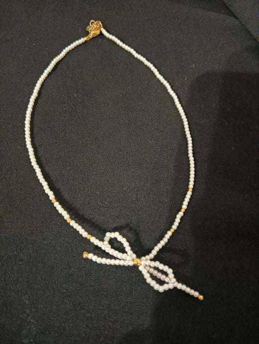 Collana fiocco con perline bianche e dorate